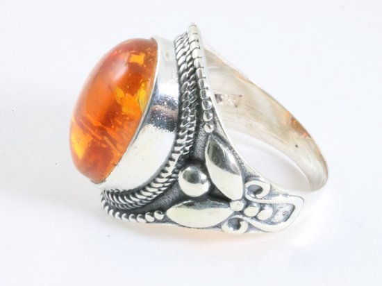 Zware bewerkte zilveren ring met amber afbeelding 2