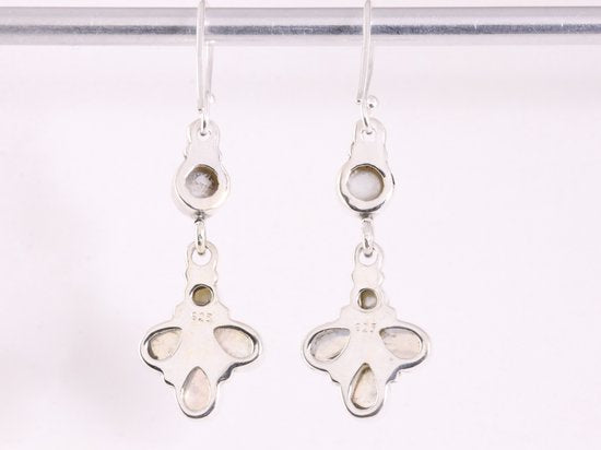 Lange zilveren oorbellen met regenboog maansteen en parel afbeelding 3