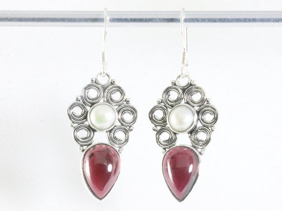 Bewerkte zilveren oorbellen met granaat en parel afbeelding 4
