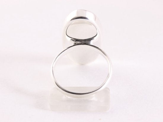 Langwerpige zilveren ring met rode koraal steen afbeelding 3