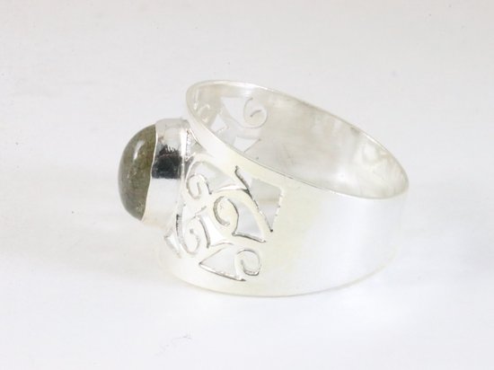 Brede opengewerkte zilveren ring met labradoriet afbeelding 2