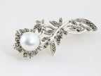 Zilveren bloem broche met marcasiet en witte parel afbeelding 2