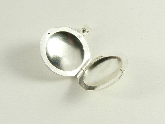 Rond hoogglans zilveren medaillon met fantasiegravering afbeelding 5