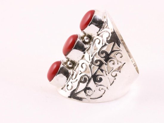 Langwerpige opengewerkte zilveren ring met rode koraal steen afbeelding 4