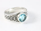 Bewerkte zilveren ring met blauwe topaas afbeelding 1