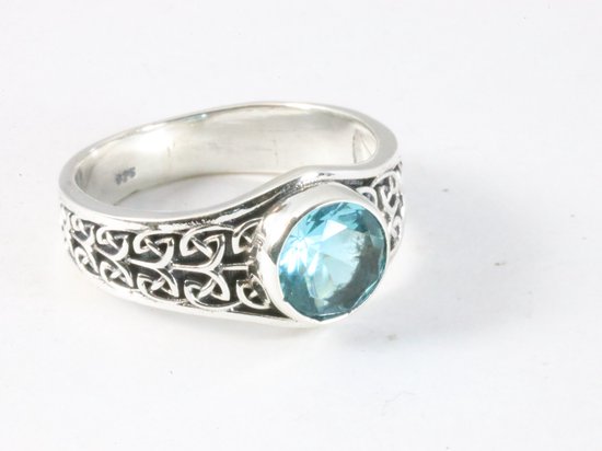 Bewerkte zilveren ring met blauwe topaas afbeelding 1