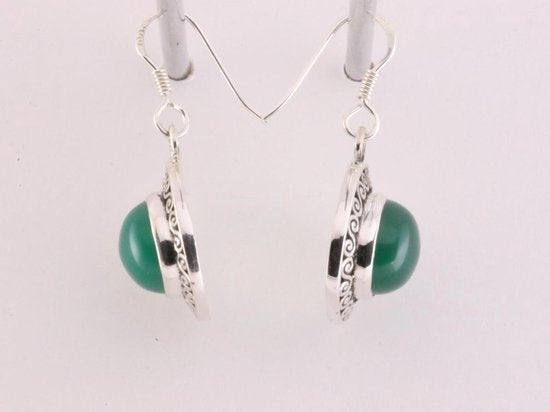 Ronde bewerkte zilveren oorbellen met groene onyx afbeelding 2