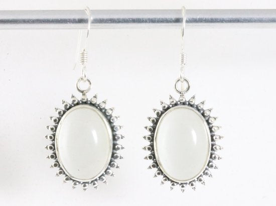 Bewerkte zilveren oorbellen met witte opaal afbeelding 4