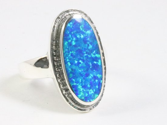 Zware bewerkte ovale zilveren ring met Australische opaal afbeelding 1