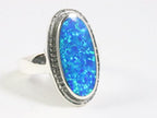 Zware bewerkte ovale zilveren ring met Australische opaal afbeelding 1
