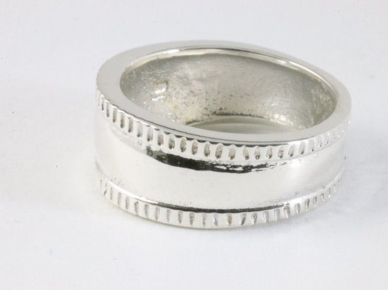 Zware hoogglans zilveren ring met bewerkte randen afbeelding 2