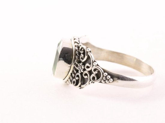 Bewerkte zilveren ring met prehniet afbeelding 2