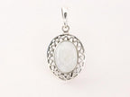 Opengewerkte ovale zilveren hanger met regenboog maansteen afbeelding 4