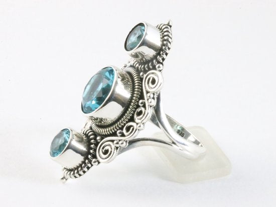 Langwerpige bewerkte zilveren ring met blauwe topaas afbeelding 2