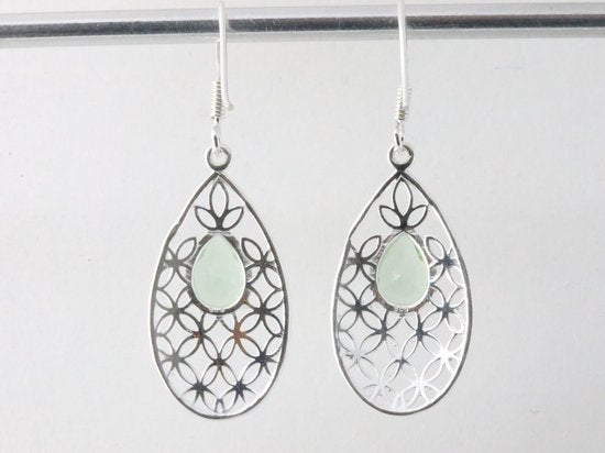 Opengewerkte zilveren oorbellen met groene amethist afbeelding 3