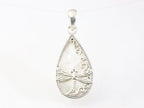 Druppelvormige zilveren hanger met libelle op parelmoer afbeelding 4