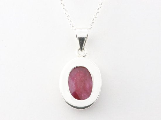 Bewerkte ovale zilveren hanger met robijn aan ketting afbeelding 3