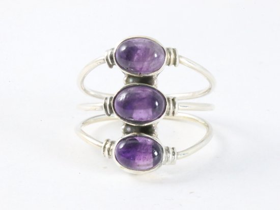Opengewerkte zilveren ring met 3 amethist stenen afbeelding 4
