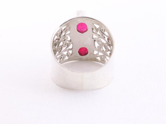 Opengewerkte zilveren ring met robijn afbeelding 3