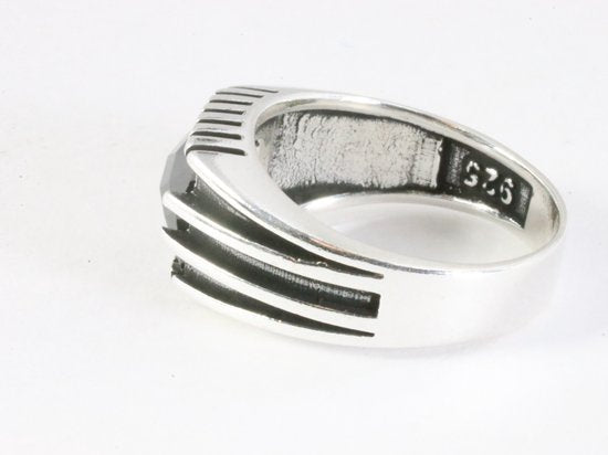Zware bewerkte zilveren ring met gefacetteerde onyx afbeelding 2