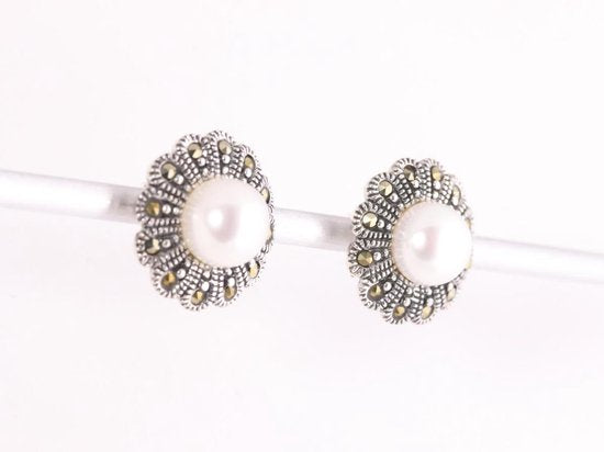 Zilveren oorstekers met zoetwater parel en marcasiet afbeelding 2