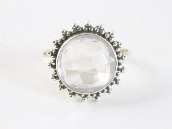 Ronde bewerkte zilveren ring met bergkristal afbeelding 4