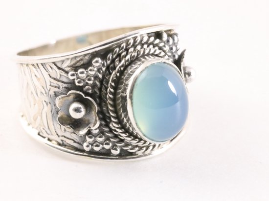 Bewerkte zilveren ring met blauwe chalcedoon afbeelding 1