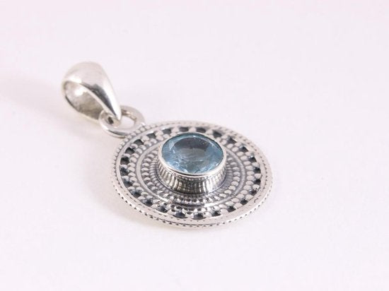 Fijne bewerkte ronde zilveren hanger met blauwe topaas afbeelding 2