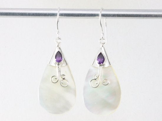Traditionele bewerkte zilveren oorbellen met parelmoer en amethist afbeelding 3