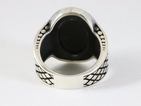 Zware bewerkte zilveren ring met onyx afbeelding 3