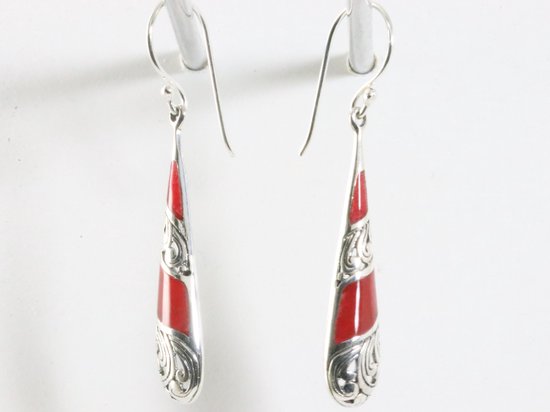 Lange opengewerkte zilveren oorbellen met rode koraal steen afbeelding 2