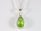 Druppelvormige zilveren hanger met peridoot aan ketting afbeelding 4