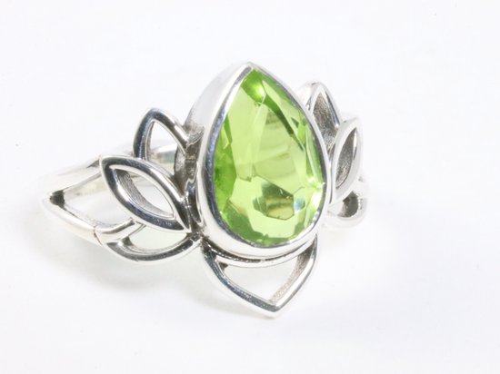 Opengewerkte zilveren lotus bloem ring met peridoot afbeelding 1
