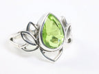 Opengewerkte zilveren lotus bloem ring met peridoot afbeelding 1