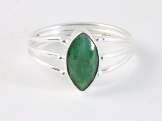 Opengewerkte zilveren ring met smaragd afbeelding 4