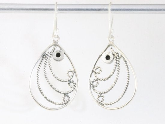 Fijne opengewerkte zilveren filigrein oorbellen met onyx afbeelding 3