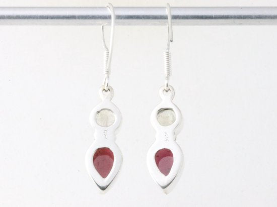 Fijne zilveren oorbellen met granaat en regenboog maansteen afbeelding 2