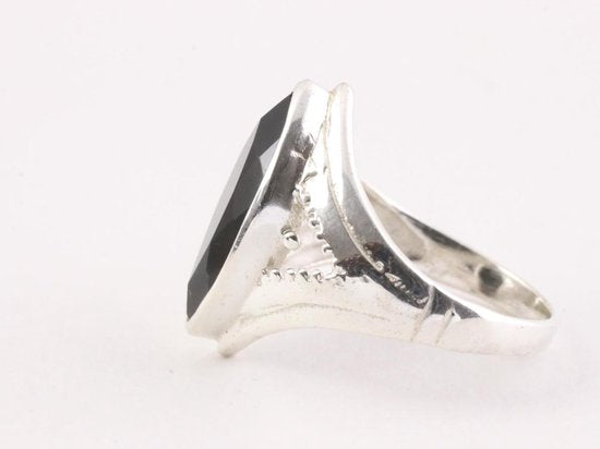 Opengewerkte zilveren ring met onyx afbeelding 2