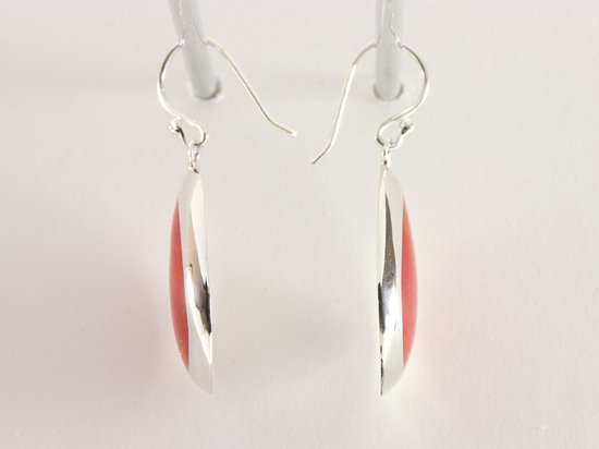 Grote druppelvormige zilveren oorbellen met rode koraal steen afbeelding 2