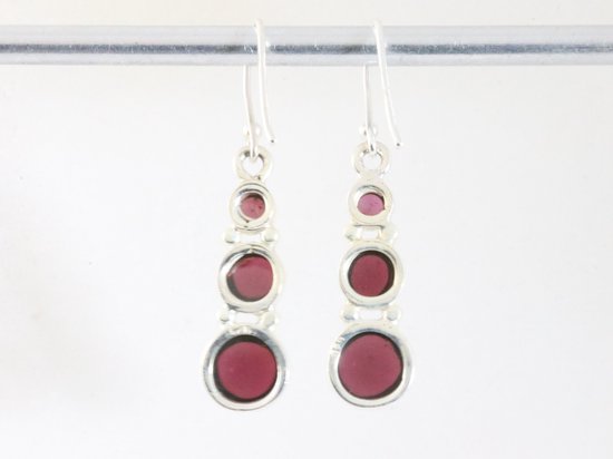 Zilveren oorbellen met granaat afbeelding 2