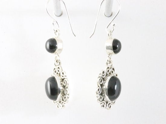 Lange bewerkte zilveren oorbellen met onyx afbeelding 2