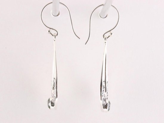 Opengewerkte zilveren oorbellen met peridoot afbeelding 2