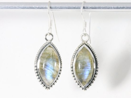 Bewerkte zilveren oorbellen met labradoriet afbeelding 1