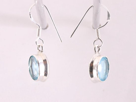 Fijne ovale zilveren oorbellen met blauwe topaas afbeelding 2