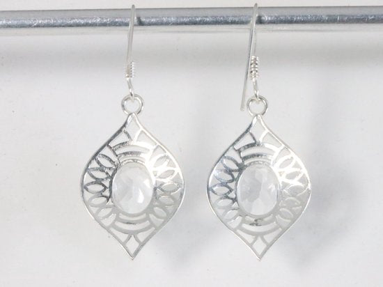 Opengewerkte zilveren oorbellen met bergkristal afbeelding 3