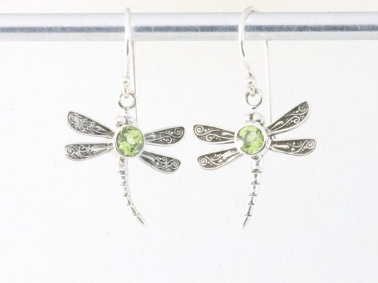 Fijne zilveren libelle oorbellen met peridoot afbeelding 3