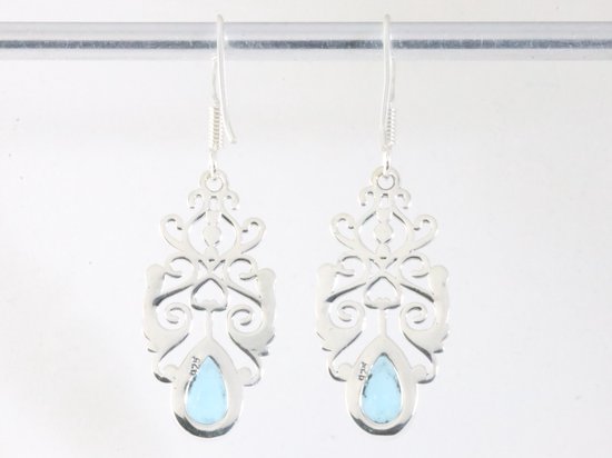 Opengewerkte zilveren oorbellen met blauwe topaas afbeelding 3