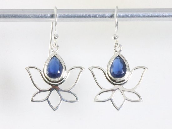 Opengewerkte zilveren lotus oorbellen met ioliet afbeelding 3