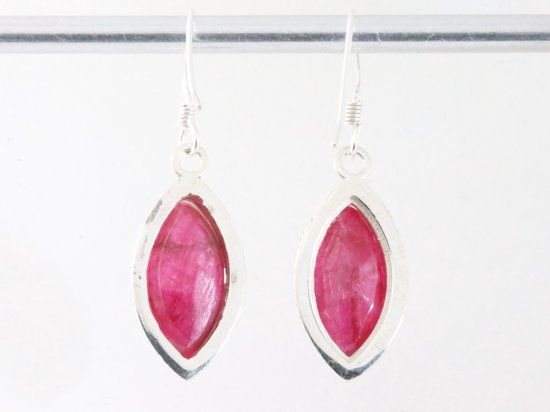 Bewerkte zilveren oorbellen met robijn afbeelding 3