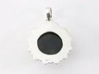 Ronde bewerkte zilveren hanger met onyx afbeelding 3